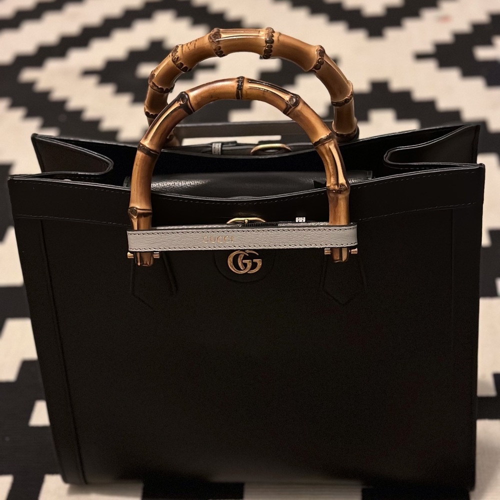 Beautiful, comfortable bag! Ideal for work, laptop and documents